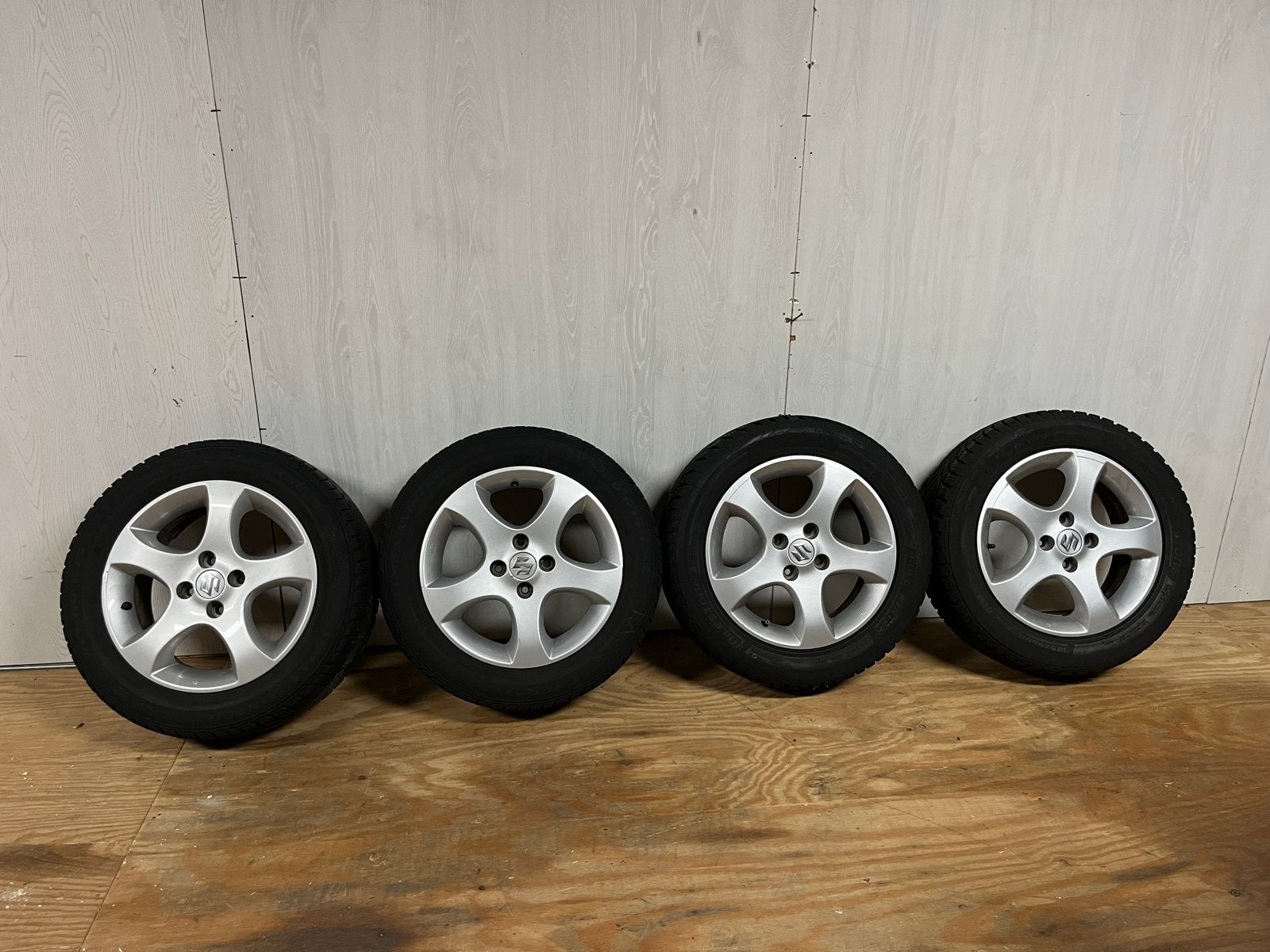 Suzuki Swift velgen met winterbanden 185/60 R15  (3-5 mm), Auto-onderdelen, Ophalen, Gebruikt, 15 inch, Band(en)