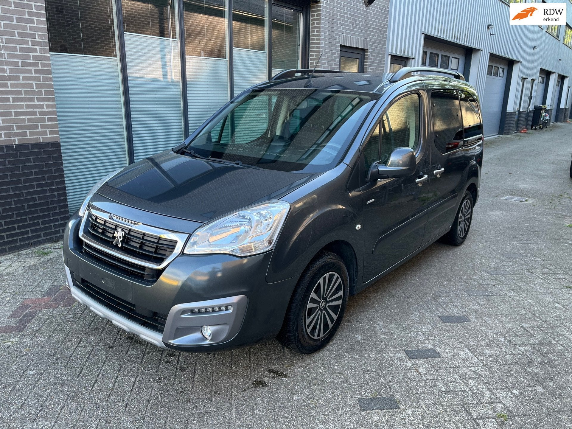 Peugeot Partner Tepee 1.2 PureTech Allure! Navi! Parksensor!, Auto's, Voorwielaandrijving, Stof, Gebruikt, 1199 cc