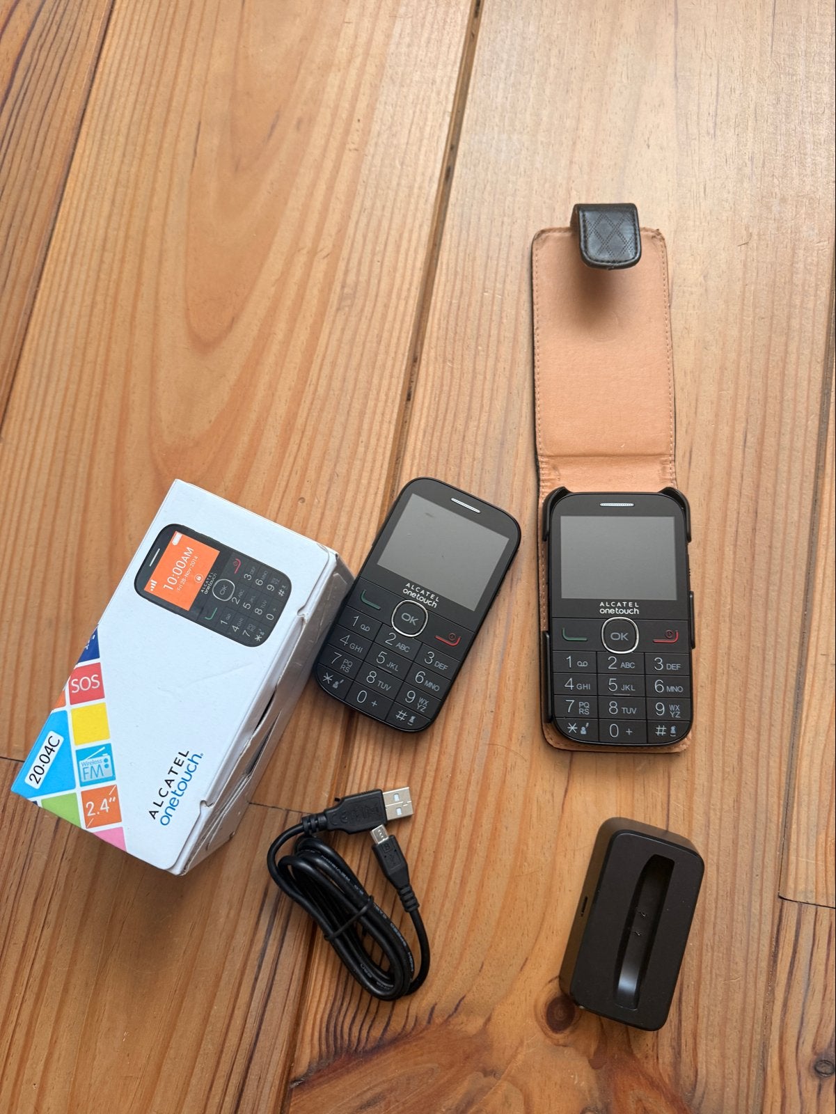 Alcatel OneTouch 20.04C Seniorentelefoon met lader, Geen camera, Ophalen of Verzenden, Zo goed als nieuw, Klassiek of Candybar