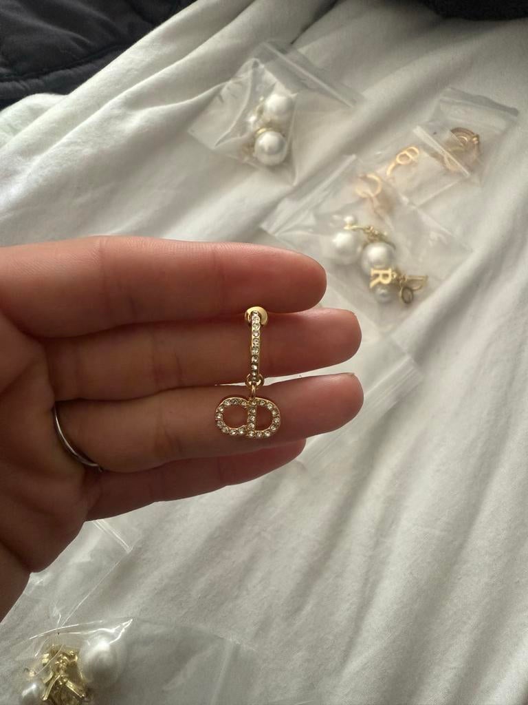 Gouden oorbel met CD-logo en steentjes, Overige materialen, Hangers, Nieuw, Ophalen of Verzenden