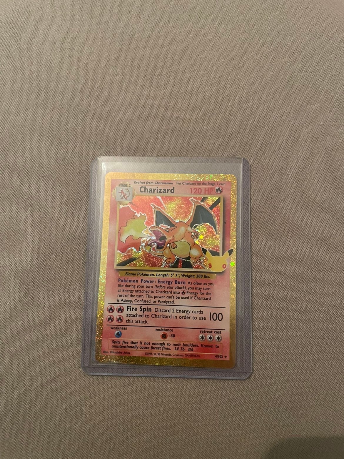 Pokémon Charizard 4/102 gold card, Hobby en Vrije tijd, Ophalen of Verzenden, Zo goed als nieuw