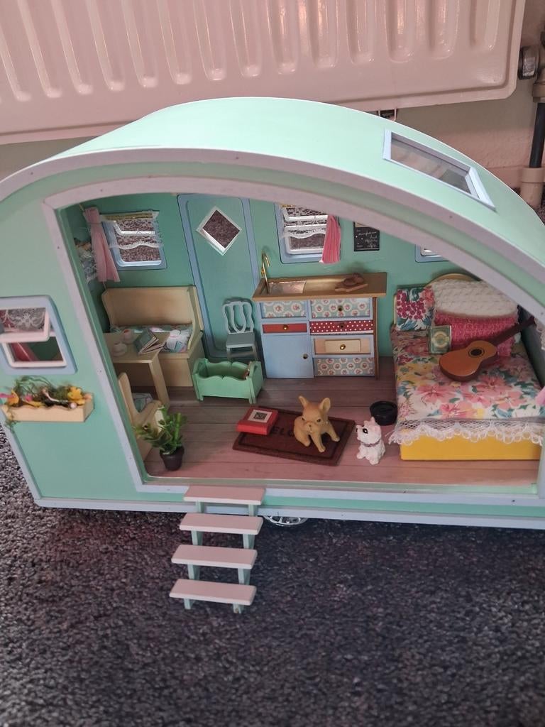 Miniatuur Caravan Poppenhuis met Meubels en Accessoires, Ophalen of Verzenden, Zo goed als nieuw, Groter dan 1:32