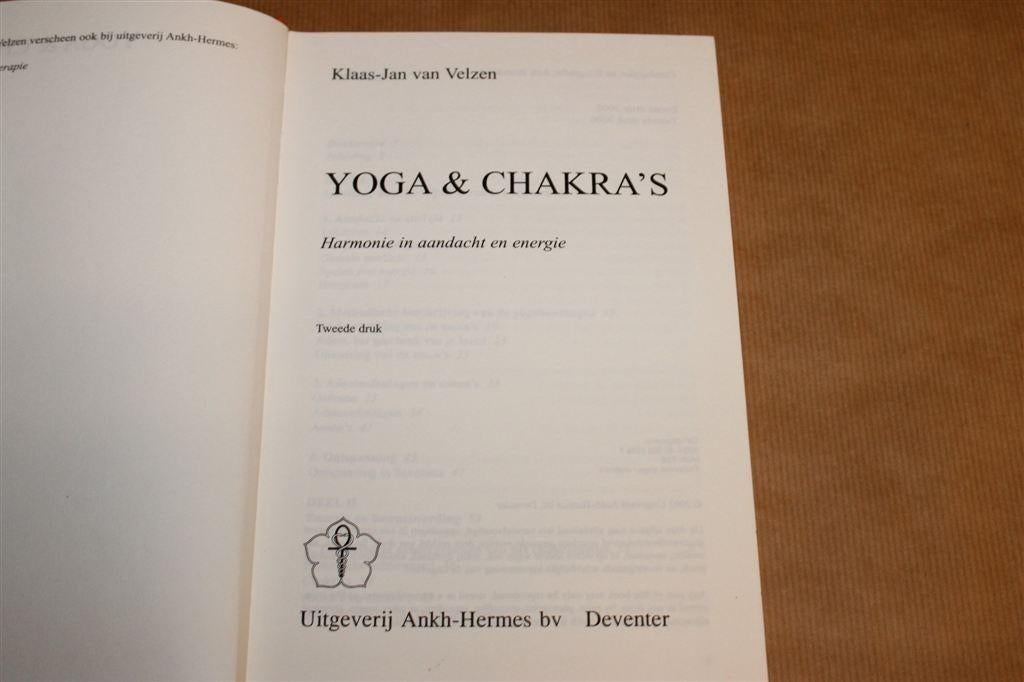 Yoga & Chakra\'s — Klaas-Jan van Velzen [Hatha Yoga], Boeken, Ophalen of Verzenden, Zo goed als nieuw, Overige onderwerpen, Achtergrond en Informatie