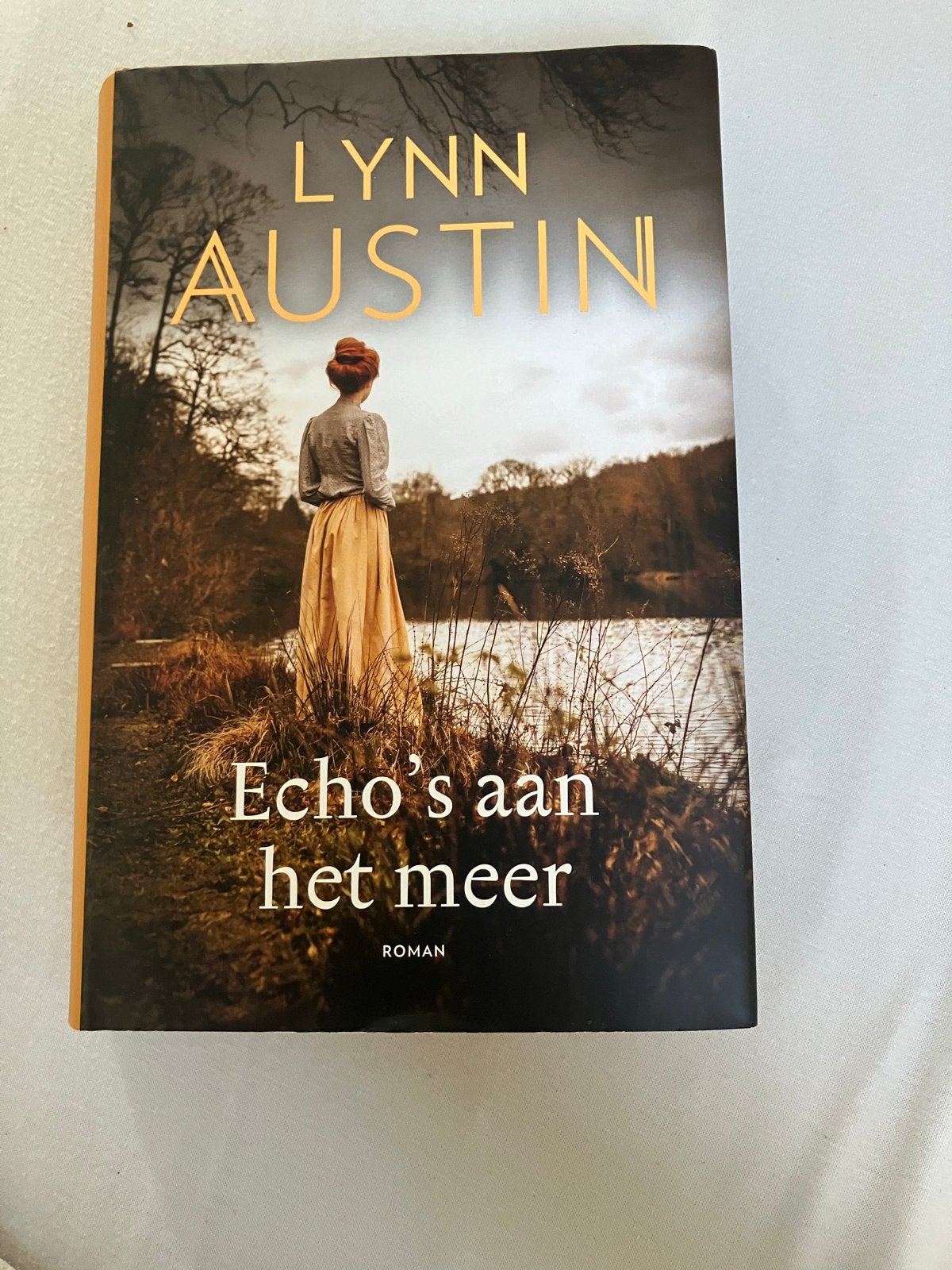 Echo's aan het meer - Lynn Austin (Roman), Ophalen, Zo goed als nieuw, Nederland