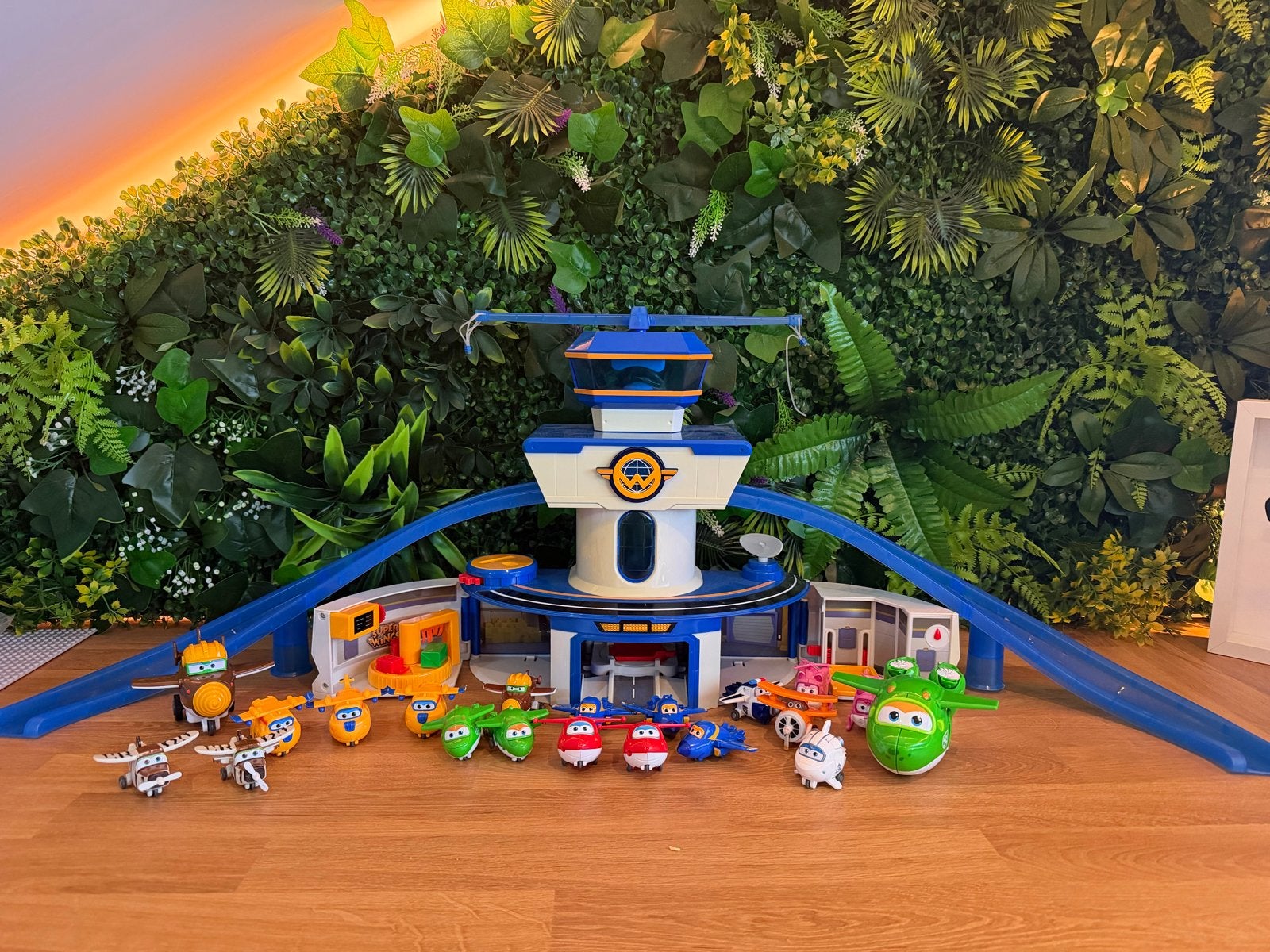 Super Wings vliegveld met veel mini en twee grote Super Wing, Ophalen of Verzenden, Gebruikt