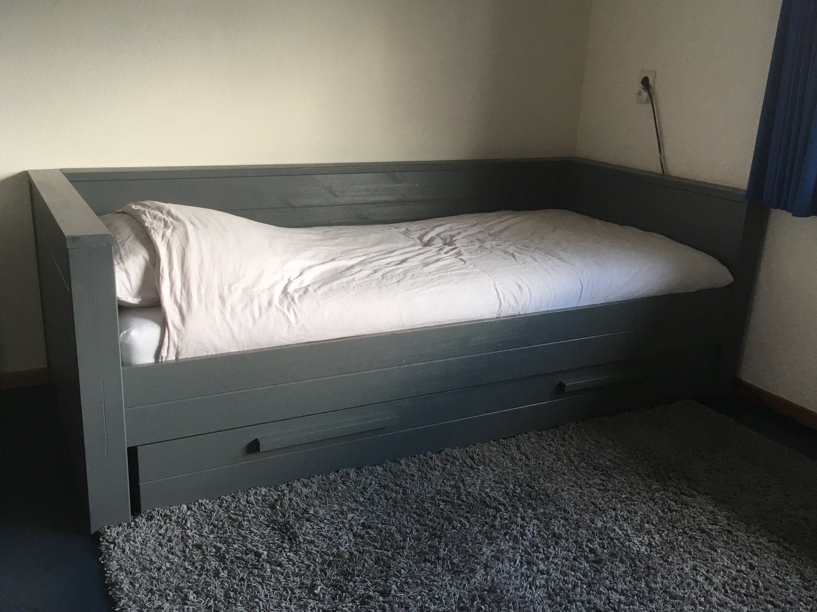 Bedbank Woood Dennis staalgrijs met opberg/matraslade 90x200, Ophalen, 100 cm, Eenpersoons, Woood serie Dennis