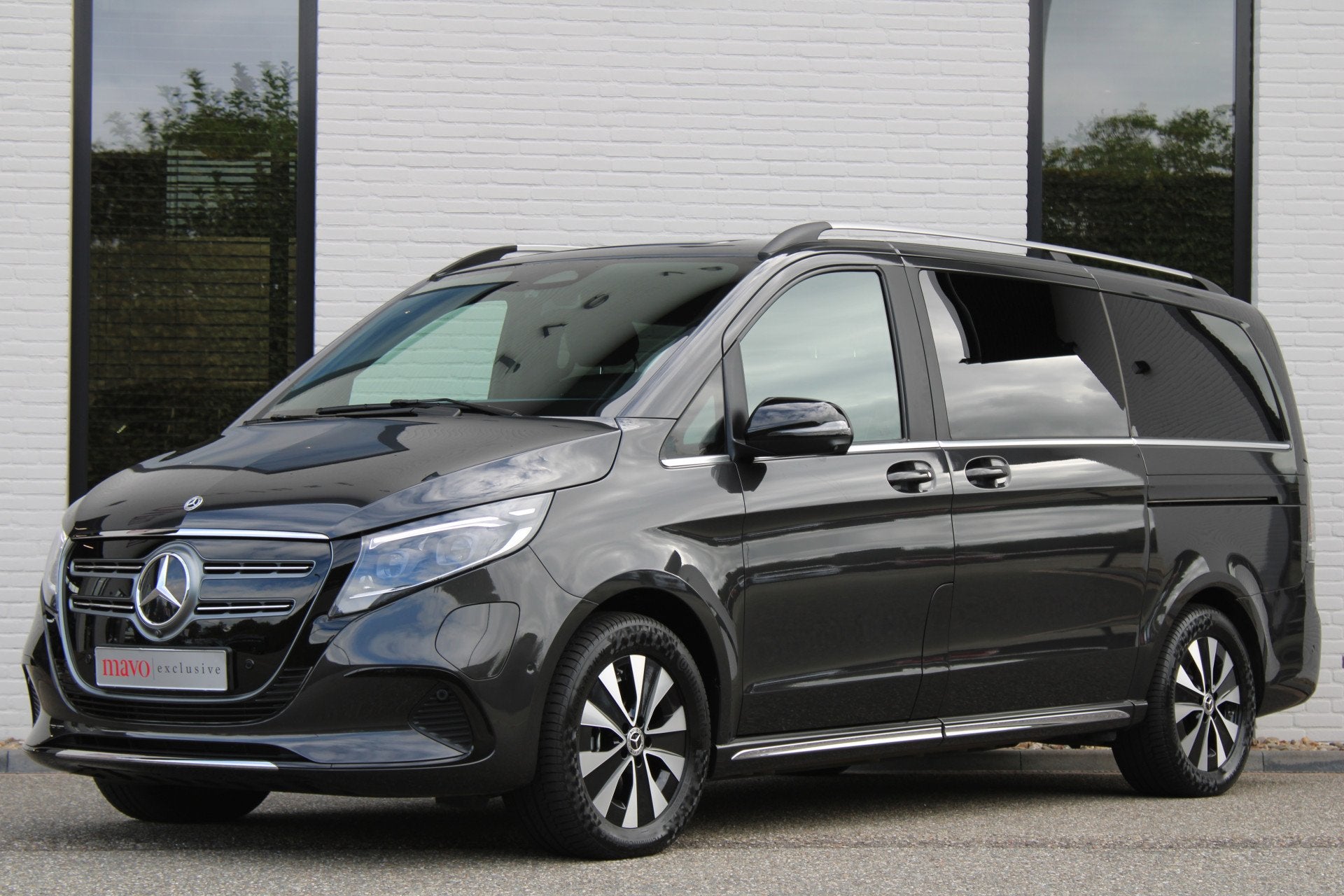 Mercedes-Benz EQV 300 L2 / AMG / Luchtvering / 7-Persoons /, Dealer onderhouden, Gebruikt, Met garantie (alle), 2535 kg