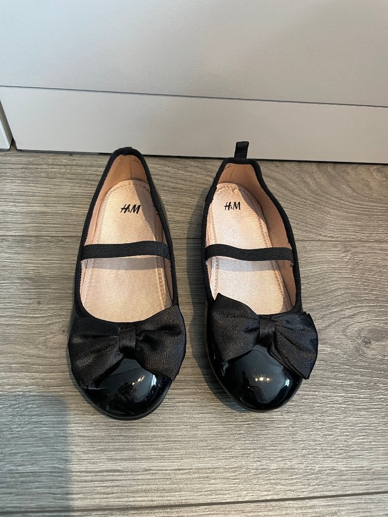 H&M meisjes zwarte lak strik ballerina schoenen mt 30, Meisje, H&M, Schoenen, Ophalen of Verzenden
