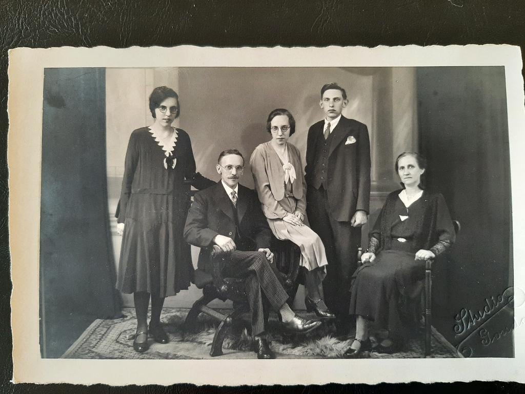 Antieke foto, familie uit Gouda, jaren '20, Studio Gouda., Verzamelen, Foto's en Prenten, Gebruikt, Verzenden, Foto, Voor 1940
