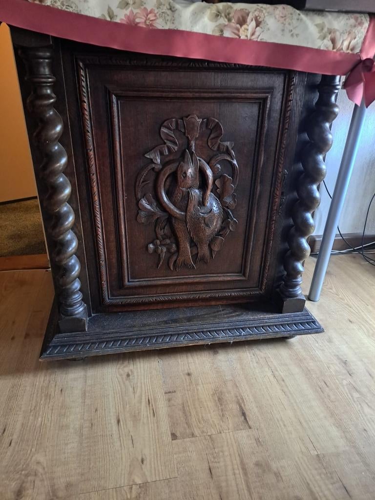 Antieke houten kast met gedetailleerd houtsnijwerk, Ophalen of Verzenden