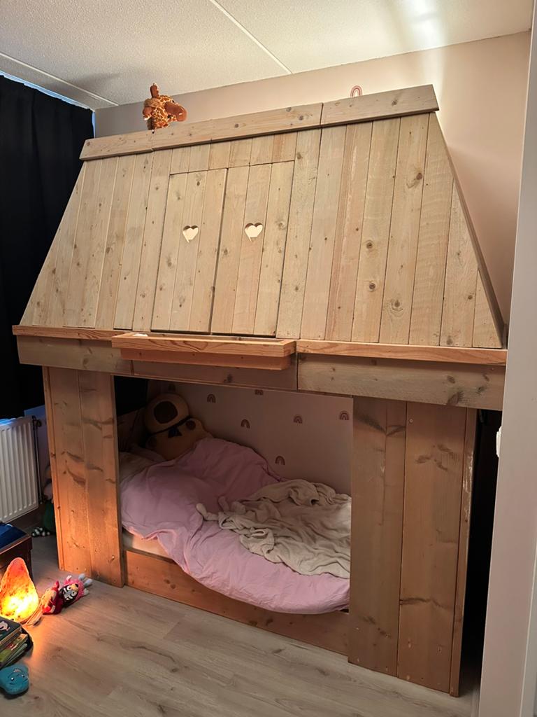 Houten bed huis, Kinderen en Baby's, Kinderkamer | Stapelbedden en Hoogslapers, Ophalen, Zo goed als nieuw, Hoogslaper
