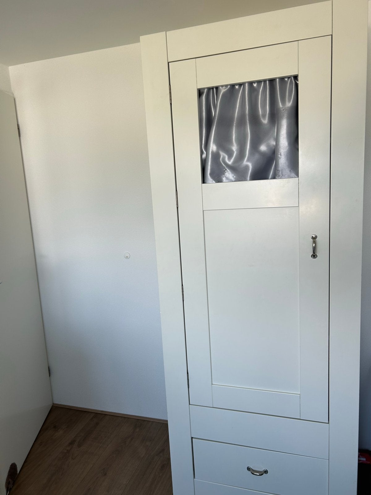 Gratis: Witte meisjes kledingkast Saartje Prum - Nieuwstaat, Ophalen, 200 cm of meer, 50 tot 100 cm, Zo goed als nieuw