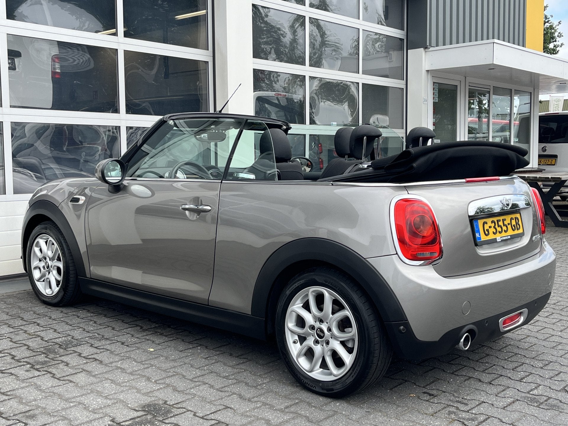 MINI Cabrio 1.5 Cooper Salt Airco Cruise control Stoelverwar, Auto's, Gebruikt, Cabriolet, 4 stoelen, Bedrijf
