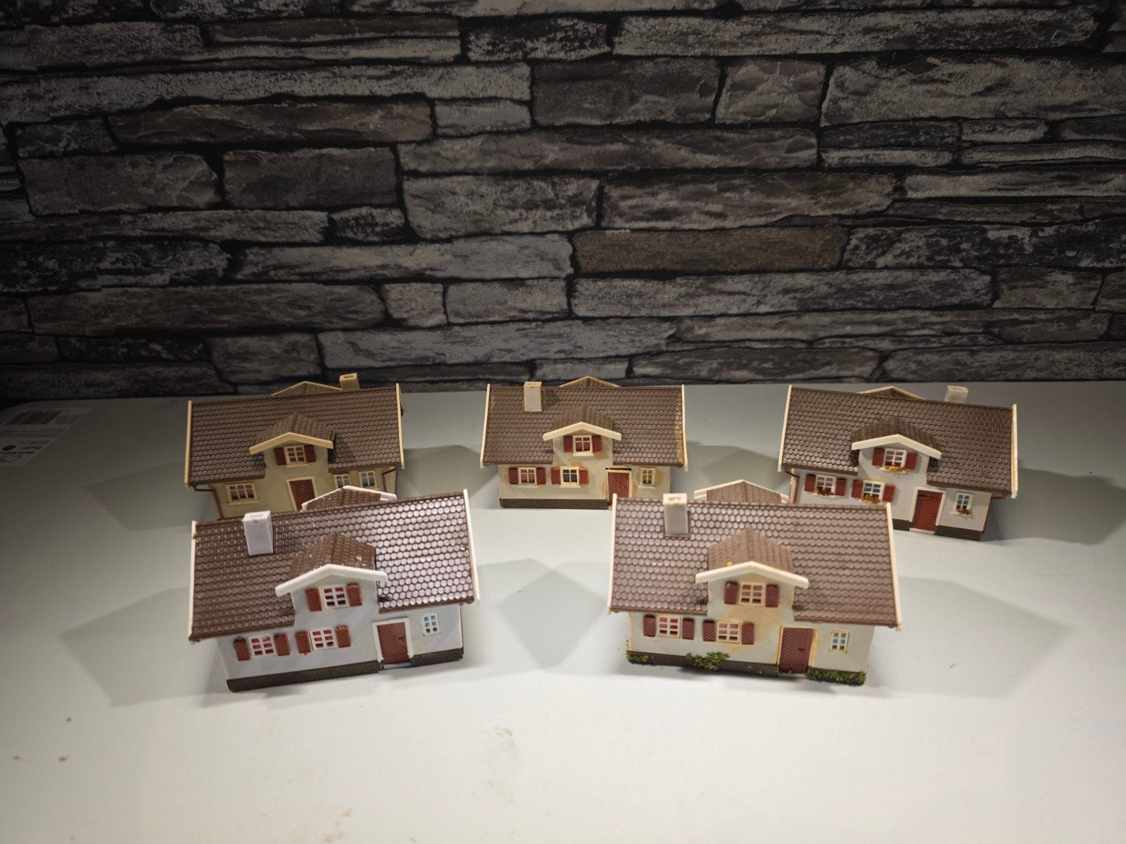 5 zweedse huisjes woningen N spoor trein 1:160, Hobby en Vrije tijd, Modeltreinen | N-Spoor, Ophalen of Verzenden, Gebruikt, Brug, Tunnel of Gebouw