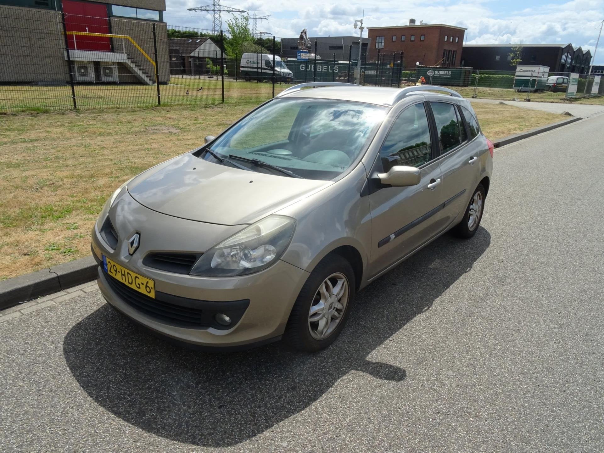 Renault Clio Estate 1.6-16V Dynamique, Auto's, Renault, Voorwielaandrijving, 4 cilinders, Origineel Nederlands, Euro 4