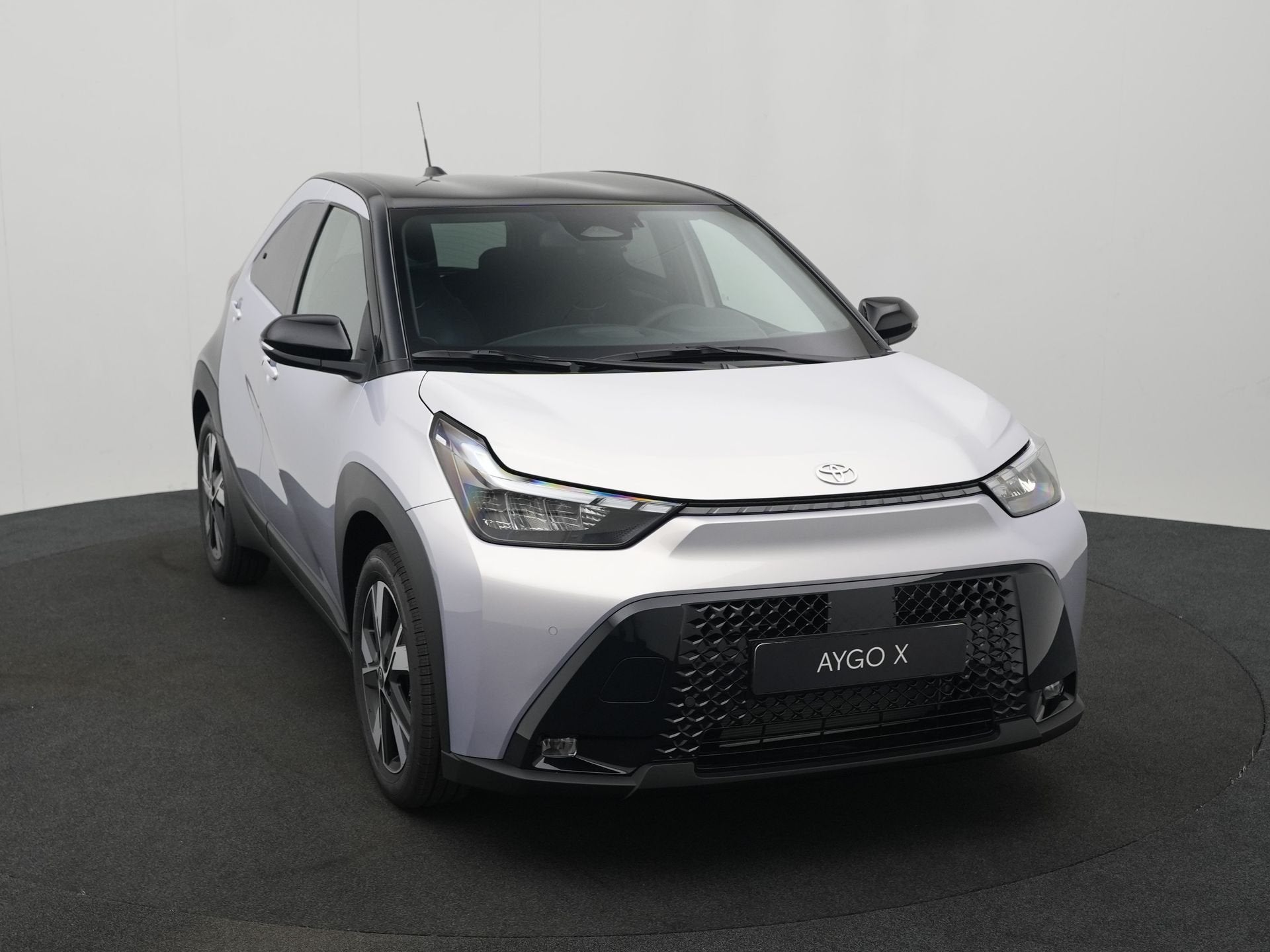 Toyota Aygo X Hybrid 115 pulse ||Comfortpakket|| incl € 1., 12 maanden, Stof, Zwart, 4 stoelen