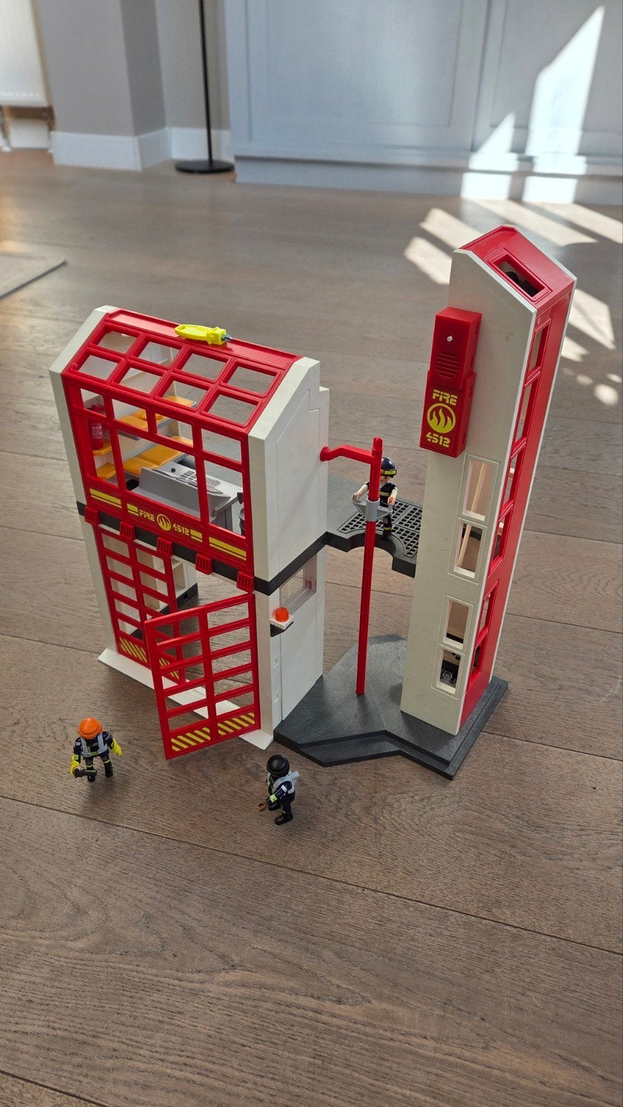 Playmobil Brandweerkazerne met accessoires en boekje, Kinderen en Baby's, Ophalen, Gebouw, Complete set, Zo goed als nieuw