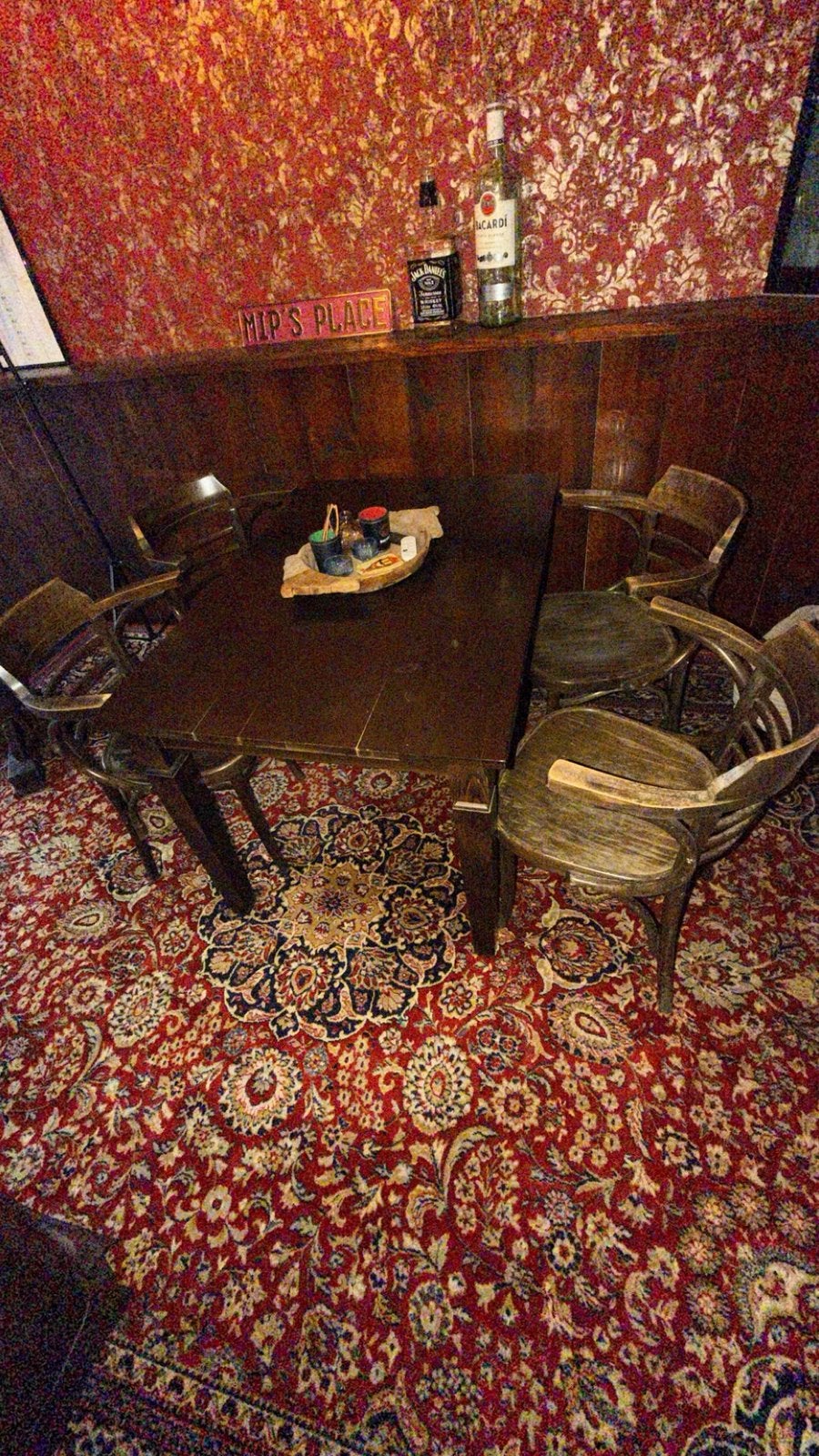 Mooie kroeg tafel met stoelen., Ophalen