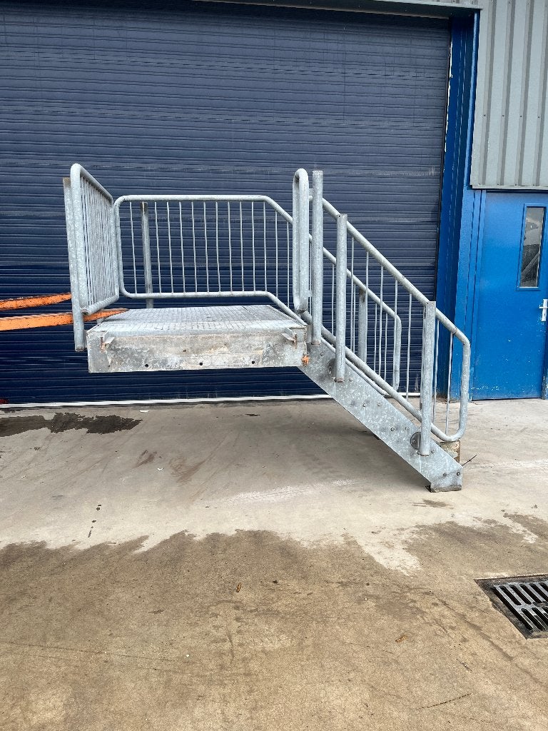 Stalen trap met bordes(125cm overbruggingshoogte), Huis en Inrichting, Ophalen, Gebruikt