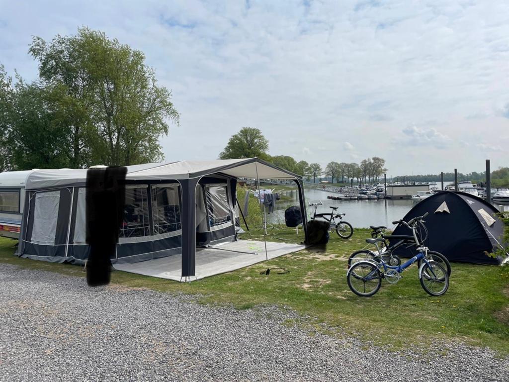 Hobby 495 caravan met voortent, luifel en extra slaaptent, Caravans en Kamperen, Vast bed, Hobby, Particulier, 4 tot 5 meter
