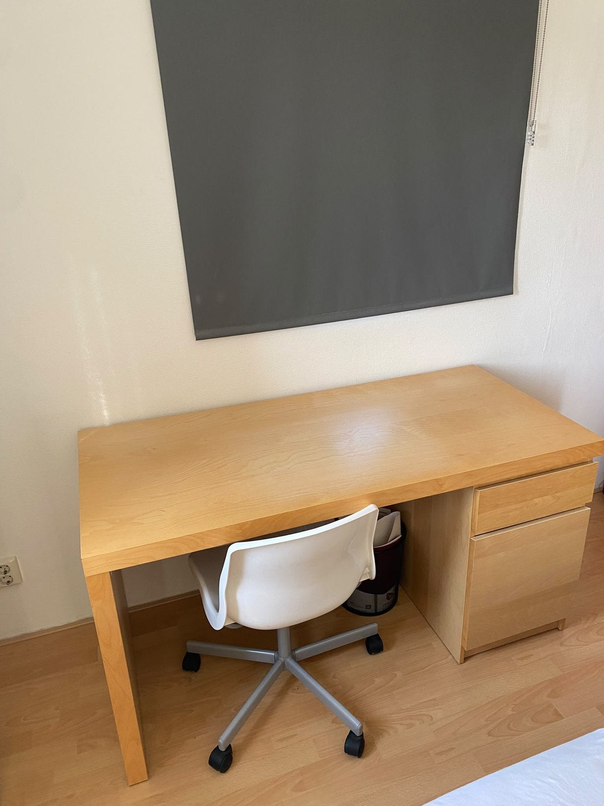 Bureau IKEA met bureaustoel, Huis en Inrichting, Ophalen, Zo goed als nieuw