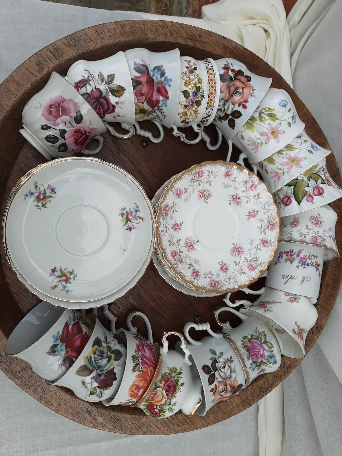 17 gebloemde kop en schotels/ leuk voor een high tea, Ophalen
