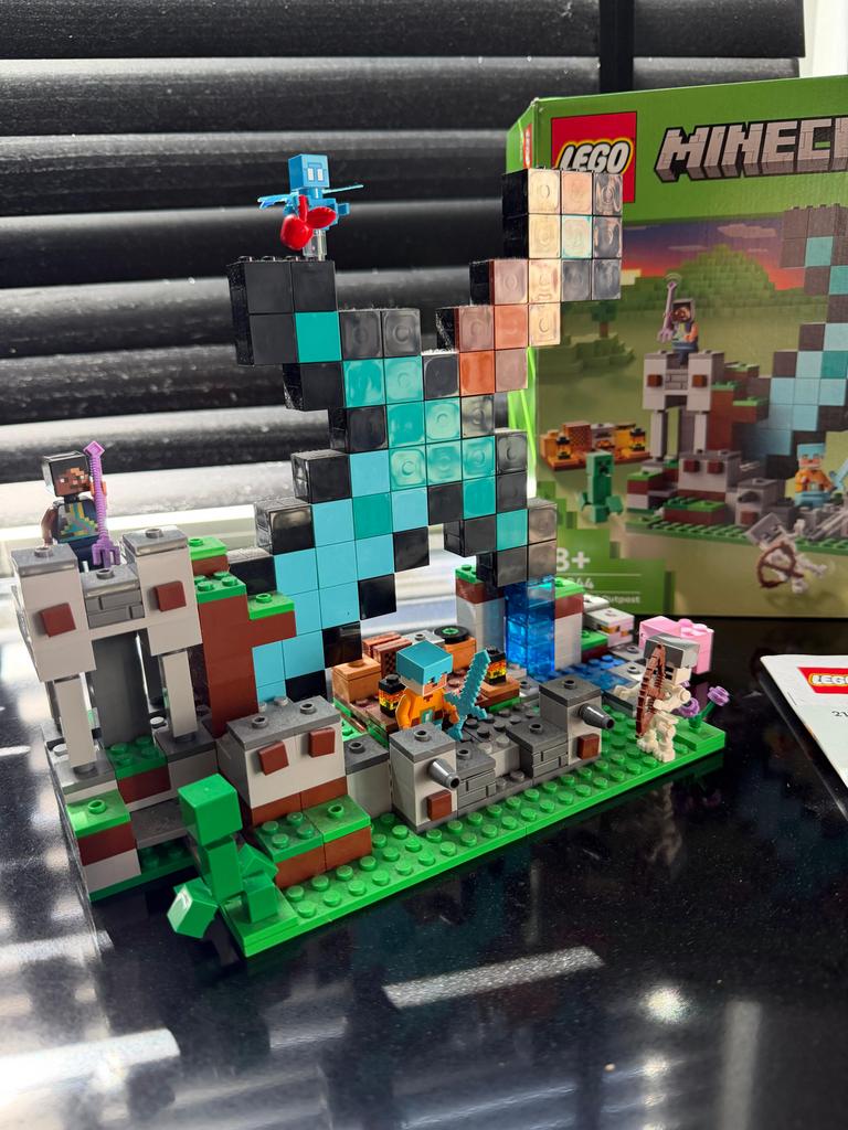 LEGO Minecraft The Sword Outpost 21244 - Compleet, Minecraft, Lego, Ophalen of Verzenden, Zo goed als nieuw
