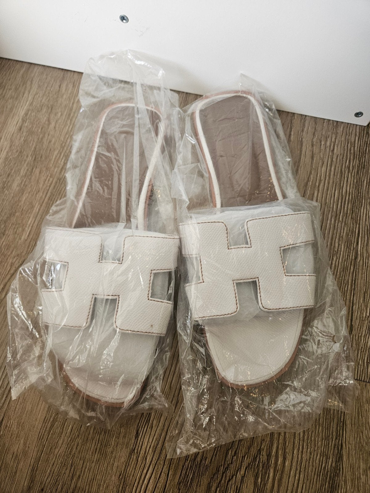 Hermes Slippers Maat 37 - Wit, Slippers, Wit, Ophalen of Verzenden, Zo goed als nieuw