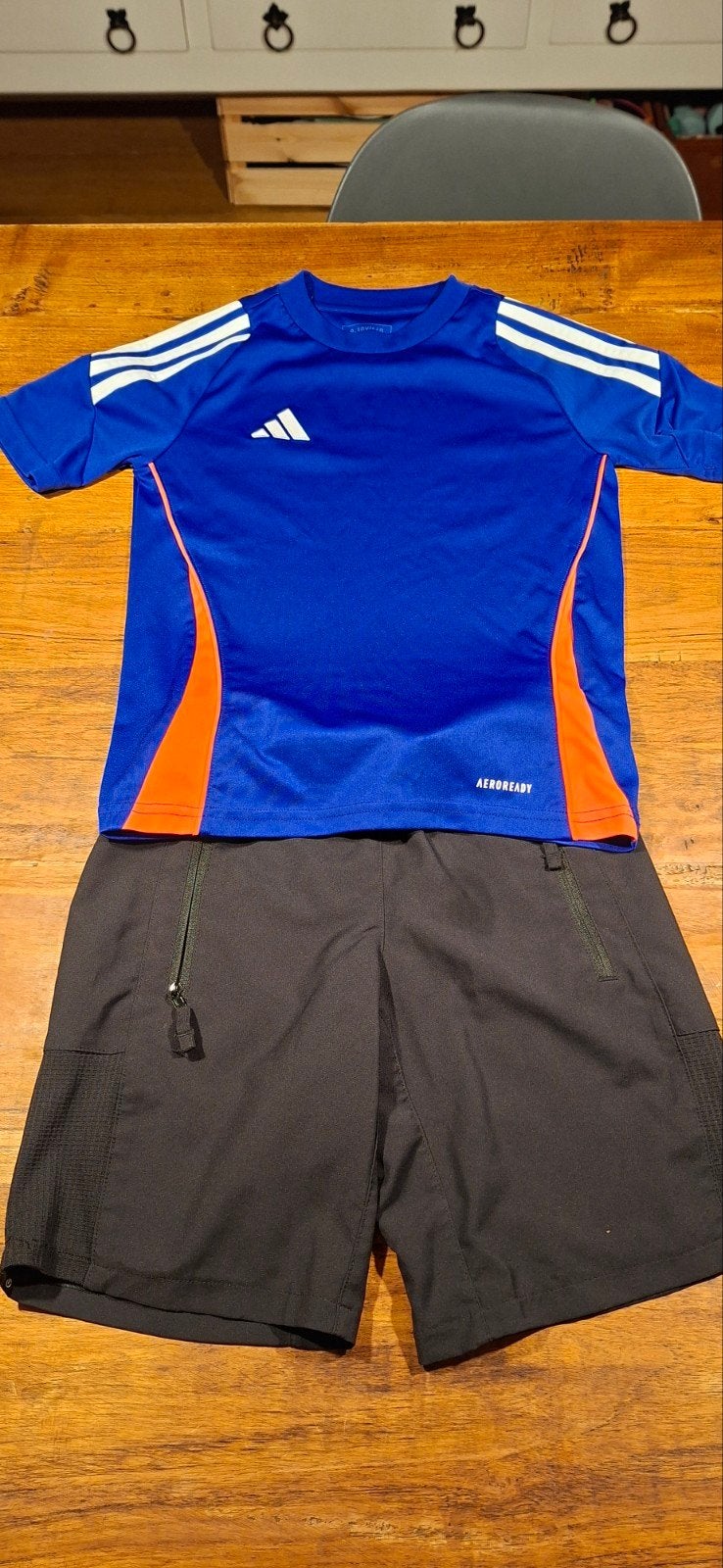 Sportsetje jongen maat 128/134 Adidas, Adidas, Sport- of Zwemkleding, Ophalen of Verzenden, Zo goed als nieuw