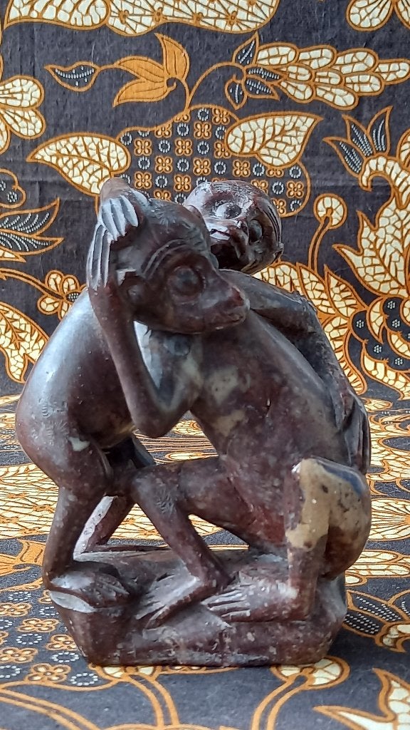 Mooi oud antiek Oosters stenen beeldje van twee apen 13,6 cm, Ophalen of Verzenden, Beeld, Gesneden, Steen/keramiek