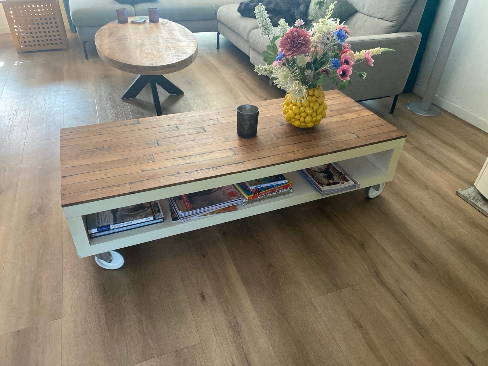 Salontafel met teak-houten blad en wieltjes, Ophalen, Gebruikt, 100 tot 150 cm, 50 tot 100 cm