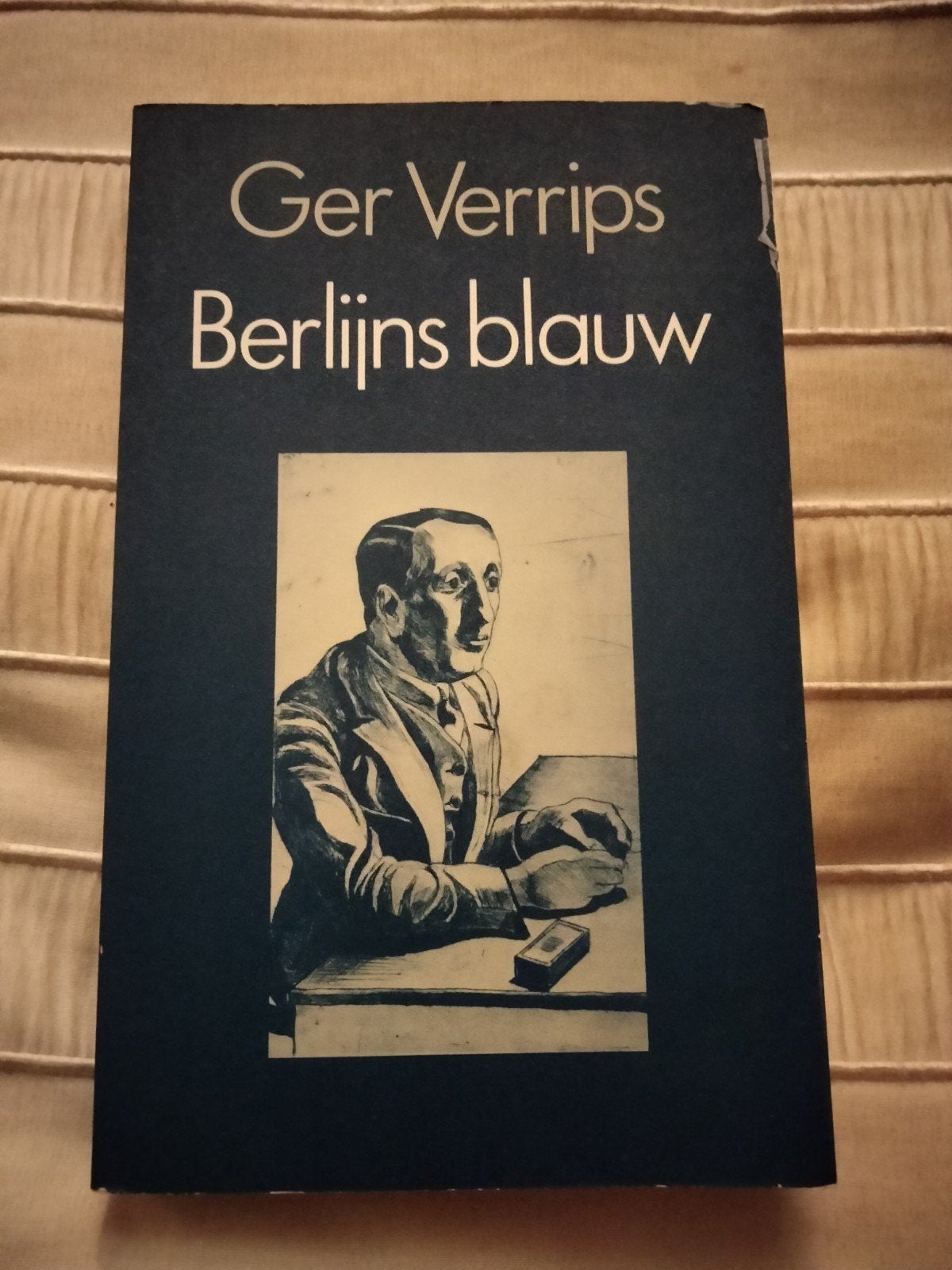 Ger Verrips Berlijns blauw, Boeken, Ophalen of Verzenden, Gelezen