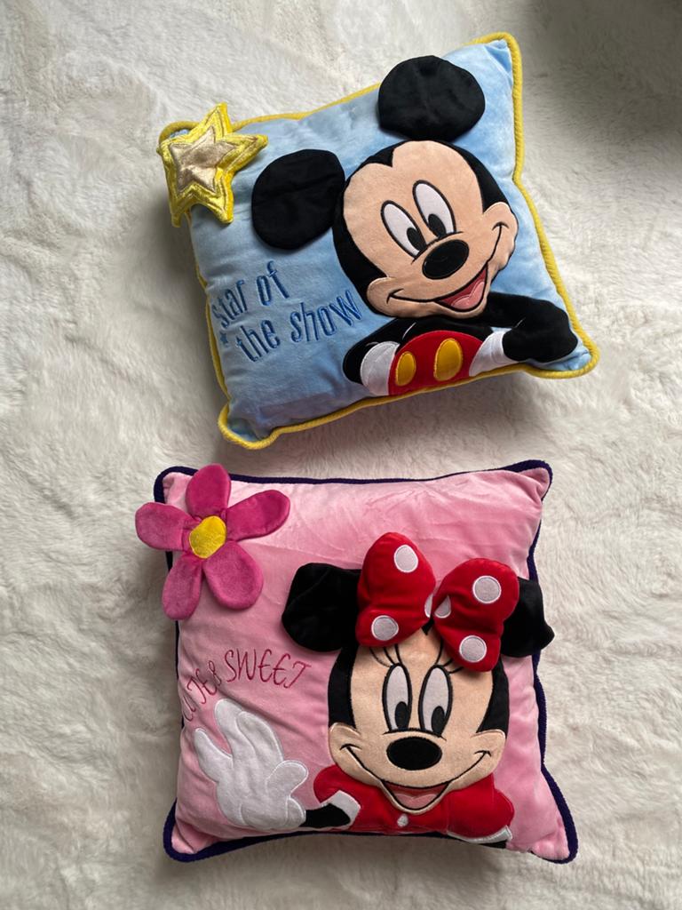 Disney mickey en mini kussens: 40x40 cm, nog in goede staat, Ophalen of Verzenden, Mickey Mouse, Zo goed als nieuw, Beeldje of Figuurtje