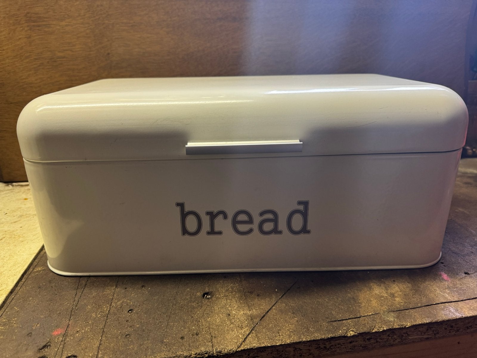 Stijlvolle broodtrommel - Crème wit met 'bread' opdruk, Gebruikt, Ophalen of Verzenden, Metaal, Broodtrommel