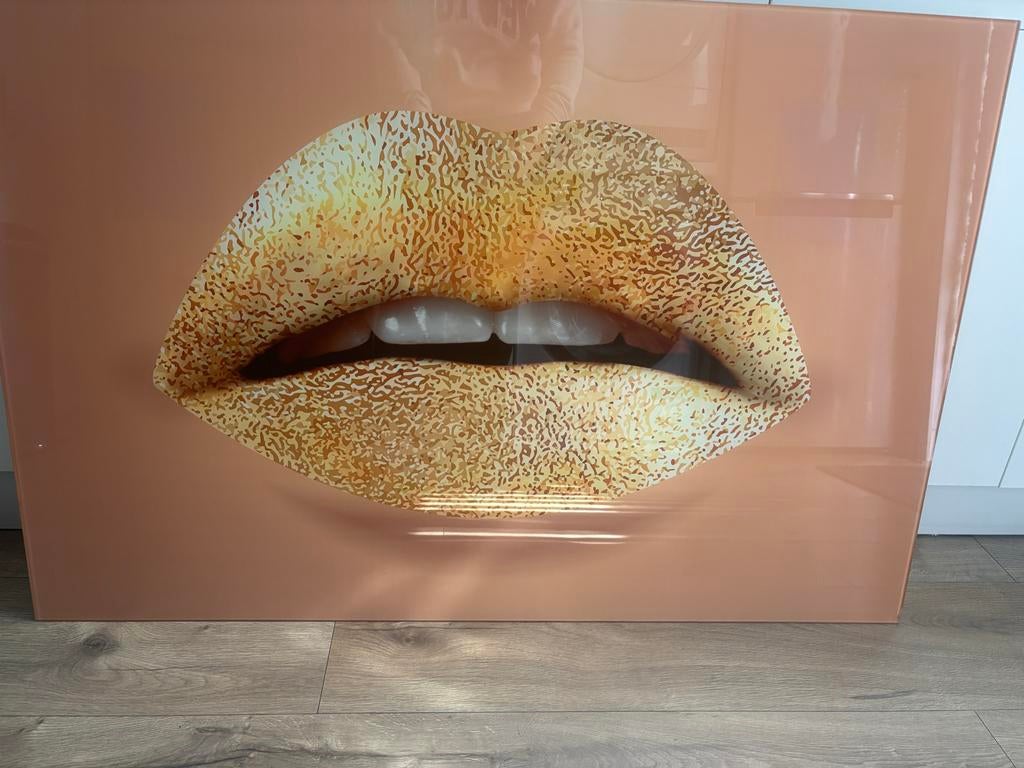 Glas schilderij met gouden lippen, Ophalen