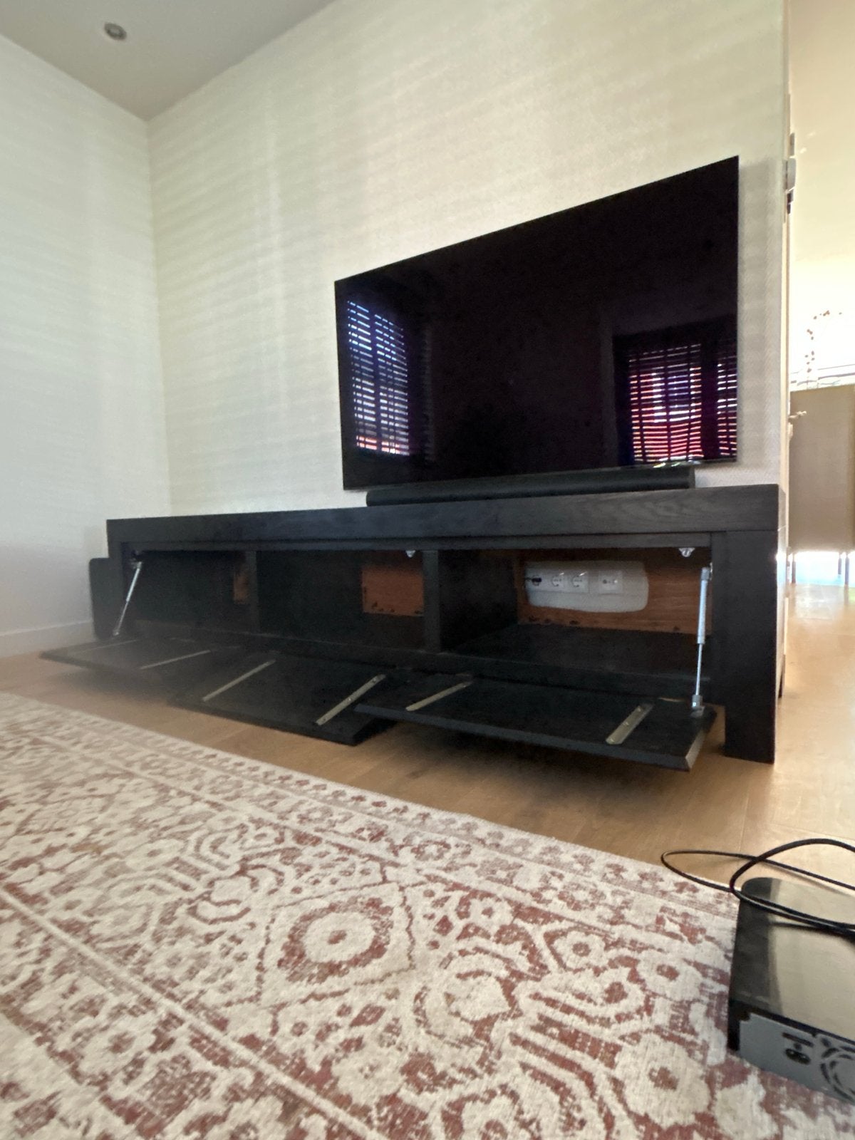 Zwart TV-meubel met opbergruimte, Ophalen, Gebruikt, 200 cm of meer, 25 tot 50 cm