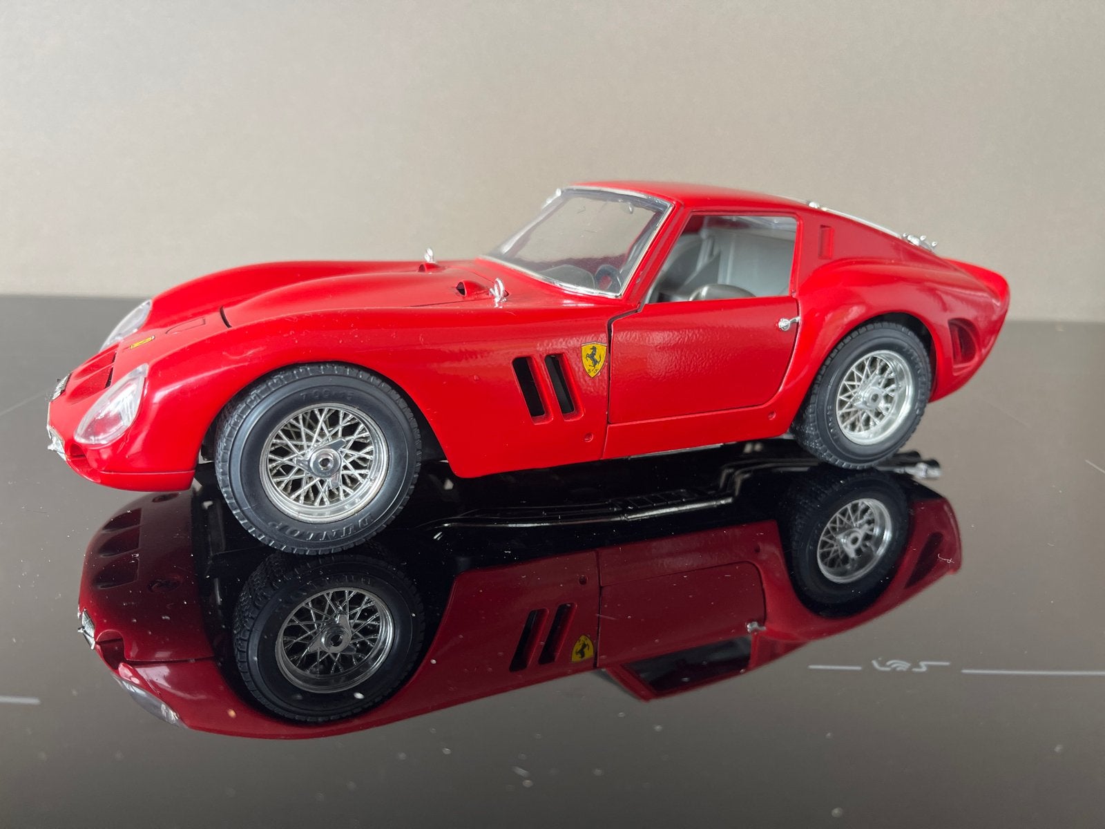Ferrari 250 GTO schaalmodel - Rood, gedetailleerd, Ophalen of Verzenden, Zo goed als nieuw, Auto, Bburago