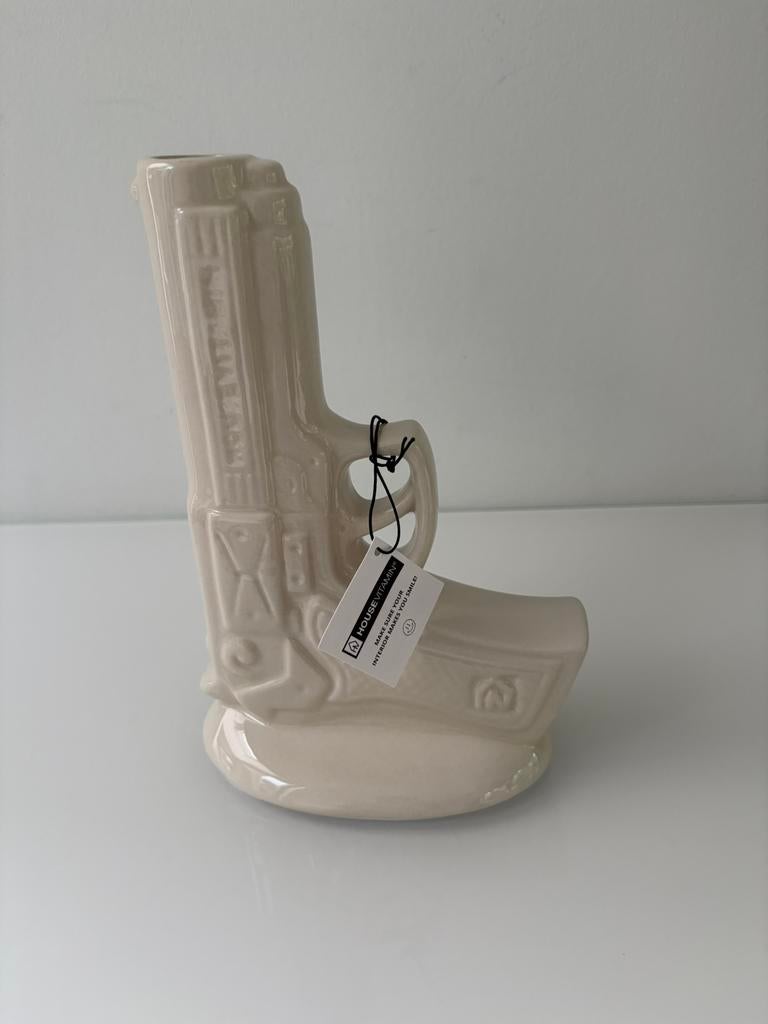 Gun Vase white, model L (23 cm), merk House Vitamin, Huis en Inrichting, Woonaccessoires | Vazen, Wit, Aardewerk of Porselein