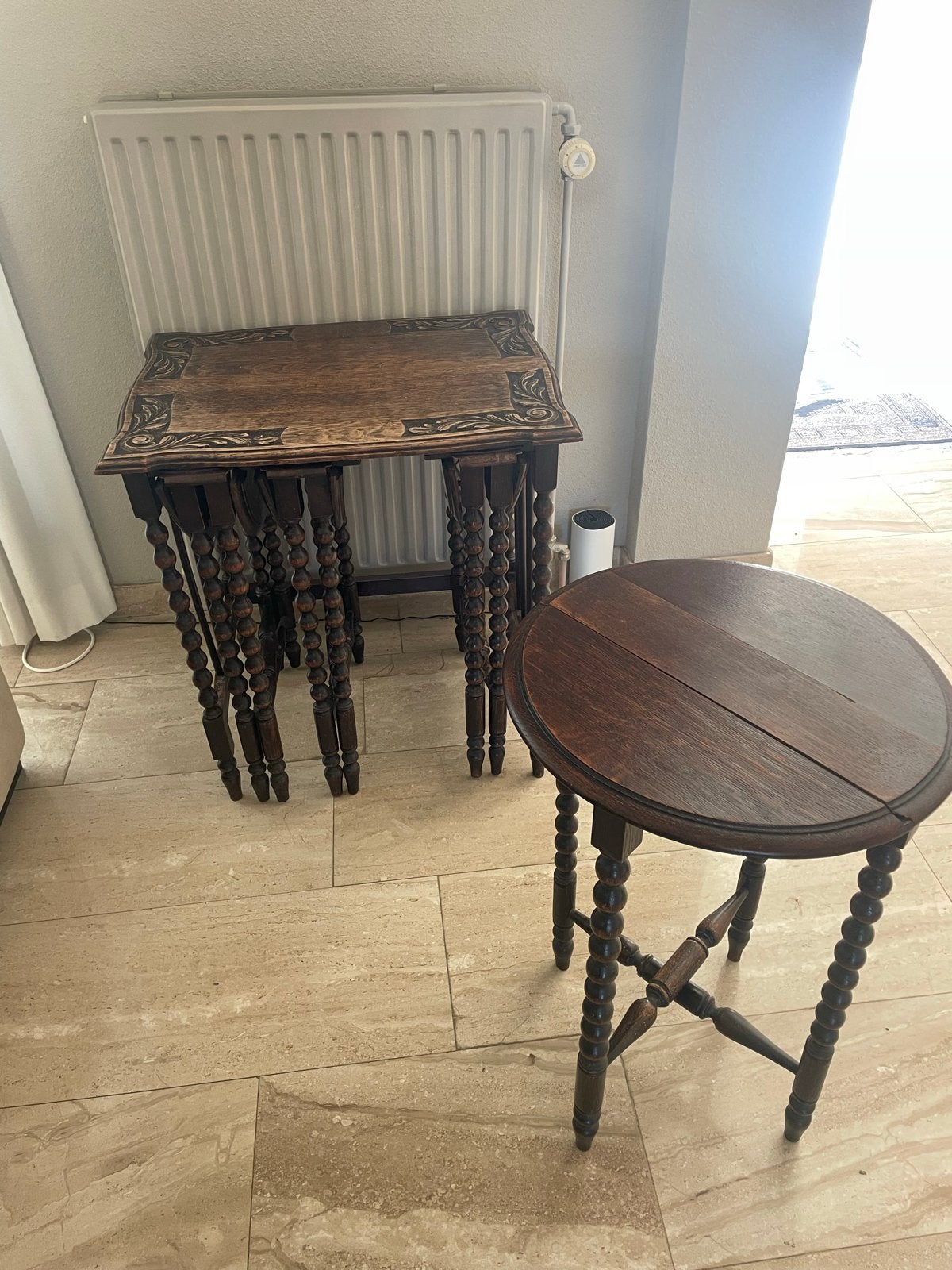 Antieke bijzettafels: set van 3 en een ronde tafel, Ophalen