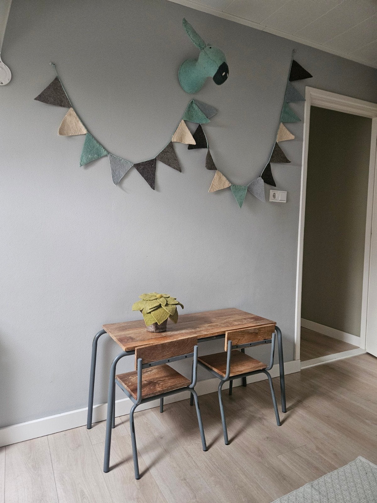 Houten tafel met metalen onderstel., Gebruikt, 100 tot 150 cm, Industrieel, Modern, 50 tot 100 cm