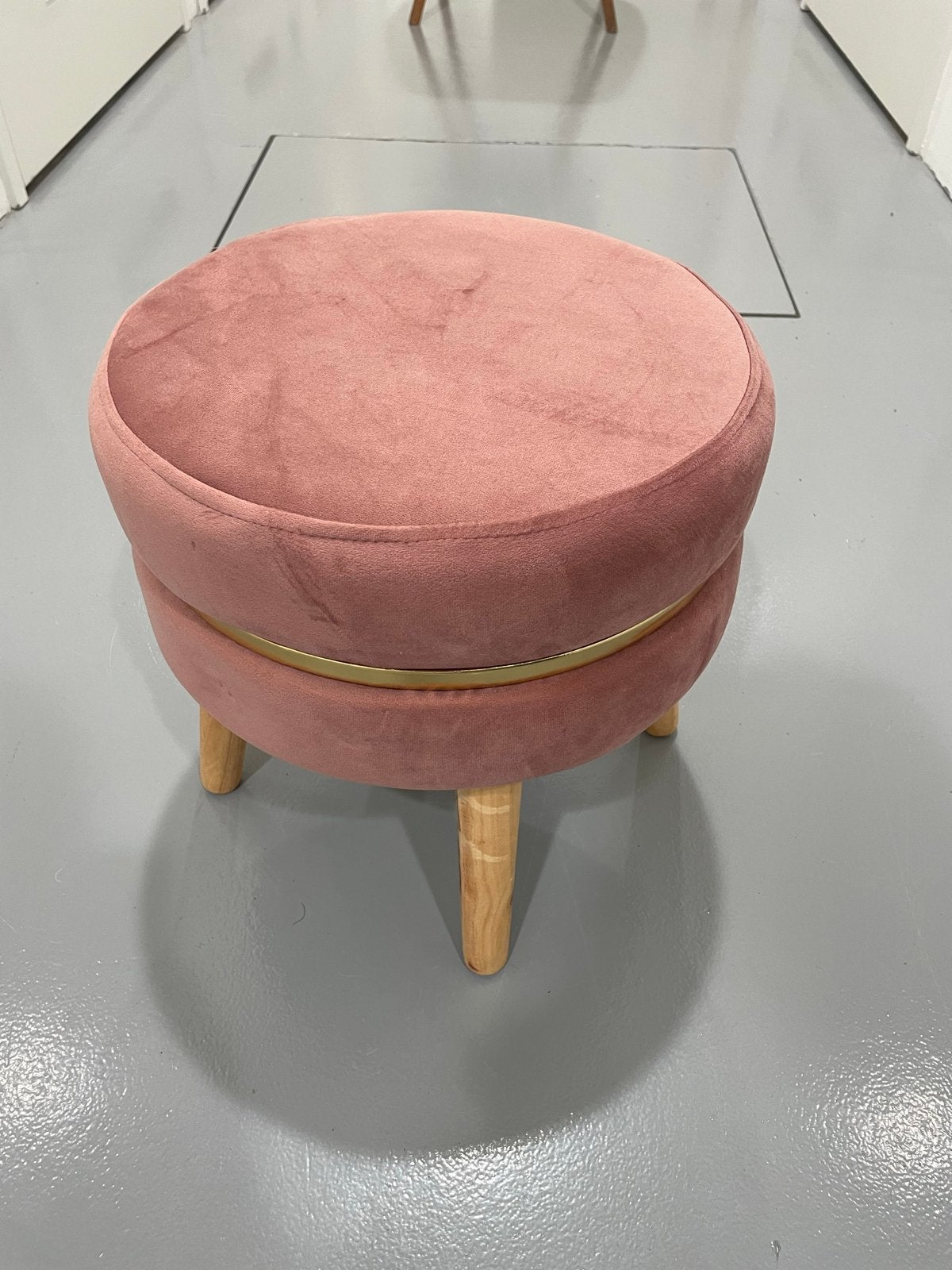 Roze fluwelen poef met gouden accent en houten poten, Huis en Inrichting, Krukjes, Ophalen, Zo goed als nieuw, Hout