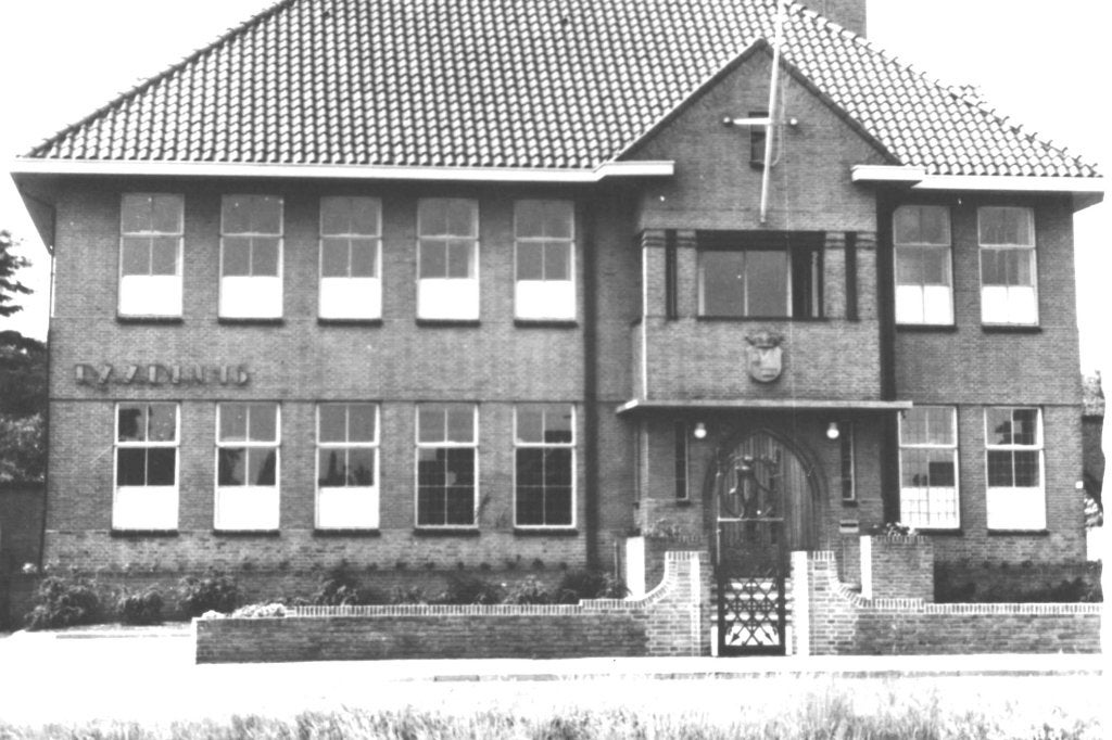 968575	Nieuwe Pekela	Groningen	1970 Raadhuis	 Onbeschreven, Verzamelen, Ansichtkaarten | Nederland, Ophalen of Verzenden, 1960 tot 1980