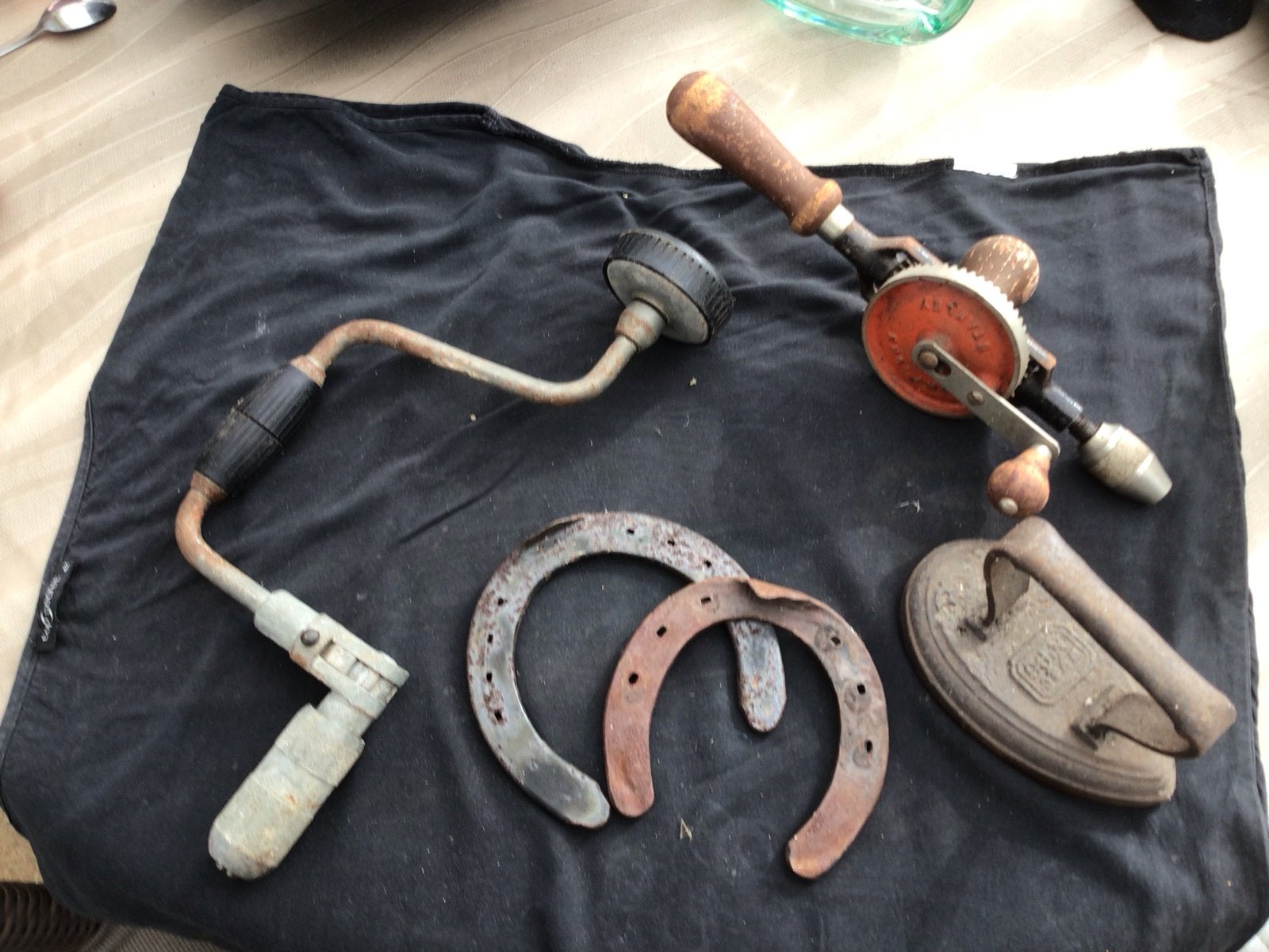 Vintage gereedschap: 2 boorzwengels, 2 hoefijzers en strijk, Ophalen of Verzenden
