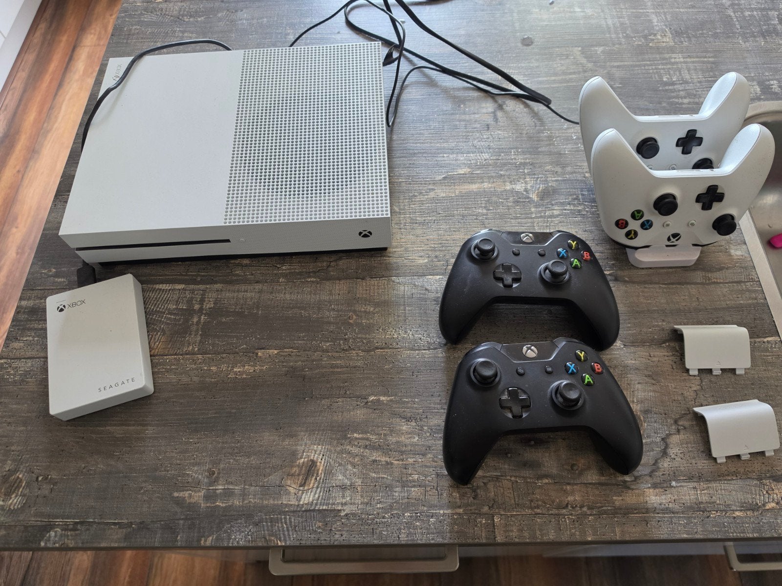 Xbox One S 500 met 4 controllers en Seagate Game Drive, Ophalen, Xbox One S, Met 3 controllers of meer, Met harde schijf