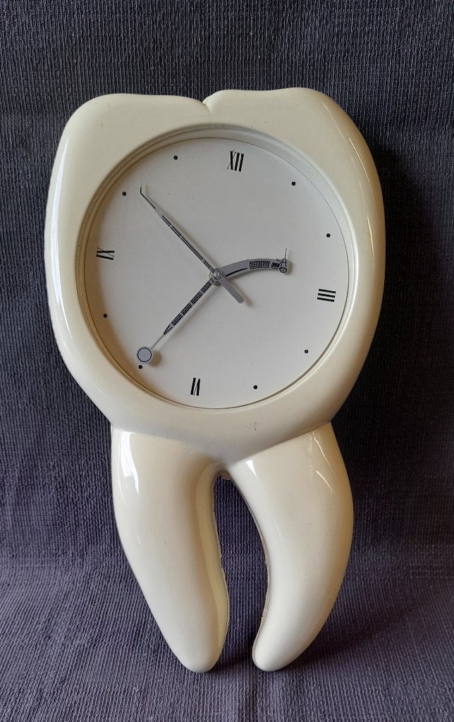 Vintage klok in de vorm van een kies, Ophalen, Wit, Vintage, Analoog