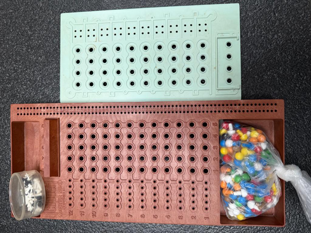 Clipper Mastermind Superieur en Klassiek Codekraakspel, Hobby en Vrije tijd, Gezelschapsspellen | Bordspellen, Een of twee spelers