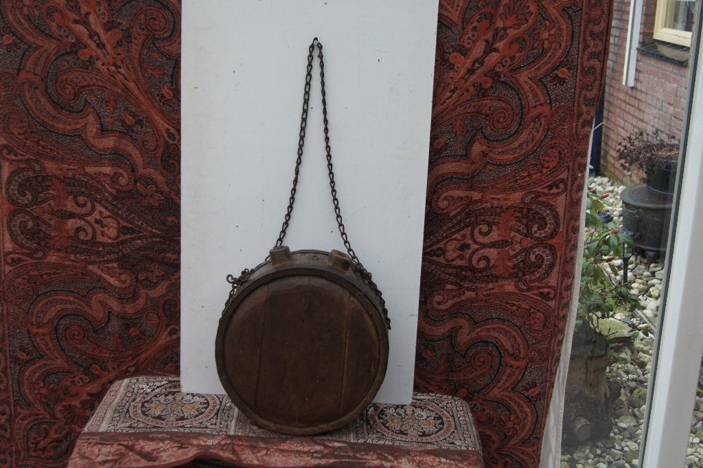Houten waterfles hangend aan een ketting ( Antiek, Ophalen