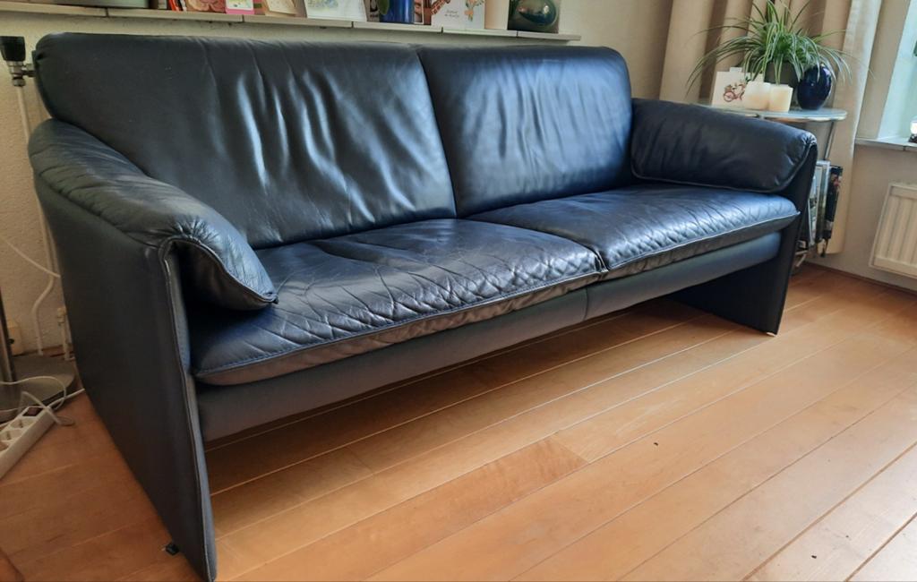 Leolux Bank, blauw leer, Huis en Inrichting, Banken | Bankstellen, Ophalen, Gebruikt, 150 tot 200 cm, Tweepersoons