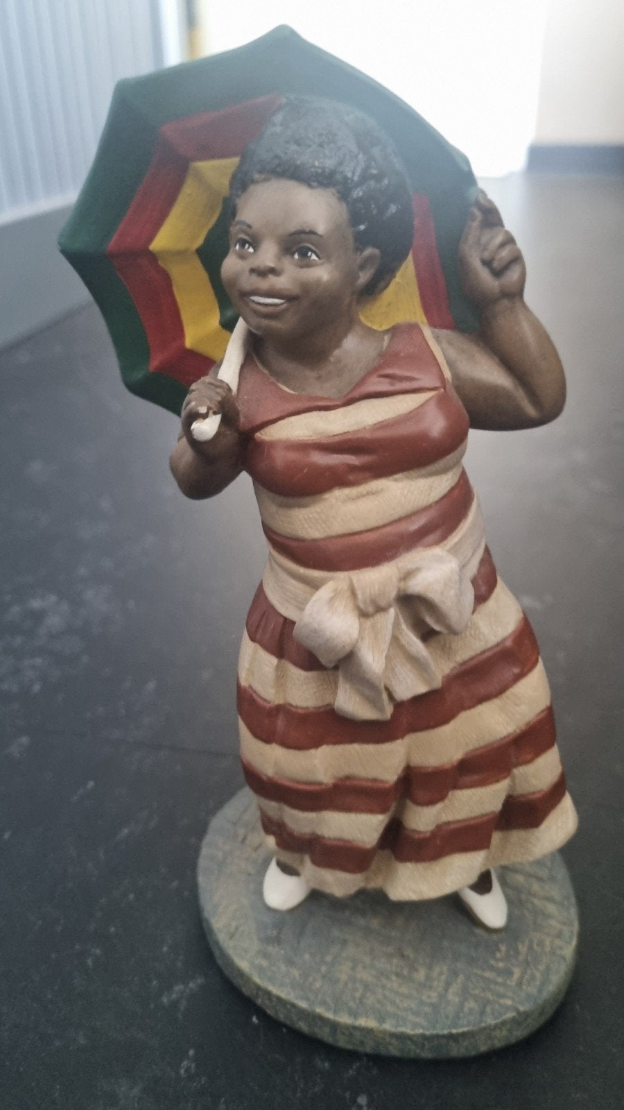 Beeldje meisje met paraplu - Vintage decoratie, Ophalen of Verzenden, Gebruikt, Mens