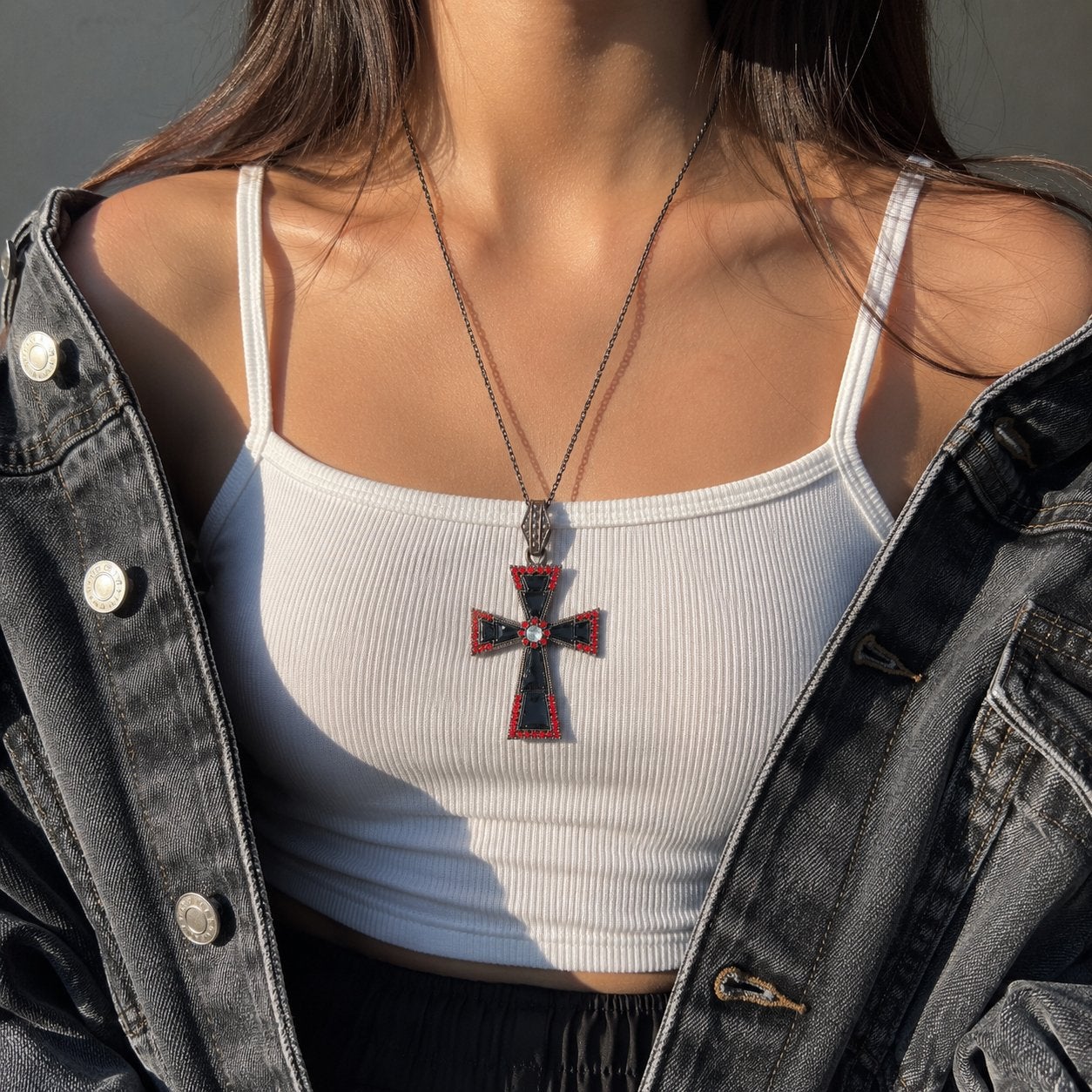 Kruis ketting met rode steentjes, Verzenden, Zo goed als nieuw, Rood, Overige materialen